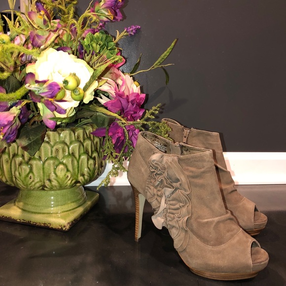 NEW-ZiGiny “Ruffle” platform heel-Dark Stone-sz 9 - Picture 2 of 7